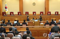朴대통령측 "헌재 불공정에 충격" vs 국회 "악마의 발톱 드러내"