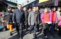 黃권한대행, 연일 광폭행보…쪽방촌 갔다가 시장 방문