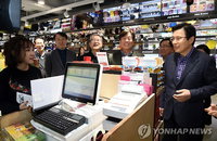 설 맞아 동대문찾고 해외 파병부대 격려한 黃총리