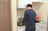 '애보고 살림하는' 남성 늘었다…2010년 이후 최대