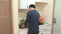 '애보고 살림하는' 남성 늘었다…2010년 이후 최대