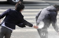 졸업식 "강압적 뒤풀이 막자"...졸업식 밀가루·달걀 세례 주의해야