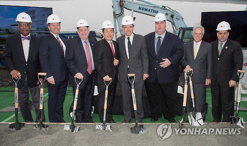 LG전자가 7일(현지시간) 미국 뉴저지 주 잉글우드클립스의 신사옥 부지에서 개최한 '북미 신사옥' 기공식에서 관계자들이 시삽 후 기념촬영하고 있다. 왼쪽 두번째부터 마리오 크랜작 잉글우드클립스 시장, 제임스 테데스코 버겐카운티장, 조주완 LG전자 북미지역 대표. 2017.2.8 [LG전자 제공=연합뉴스] 