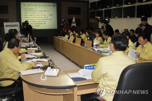 김재수 농림축산식품부 장관이 10일 충북 보은군 재난안전대책본부를 찾아 구제역 방역상황을 보고받고 있다. 이곳에서는 지난 5일 올해 첫 구제역이 발생한 데 이어 지난 9일 추가 감염농장이 나왔다. 2017.2.10