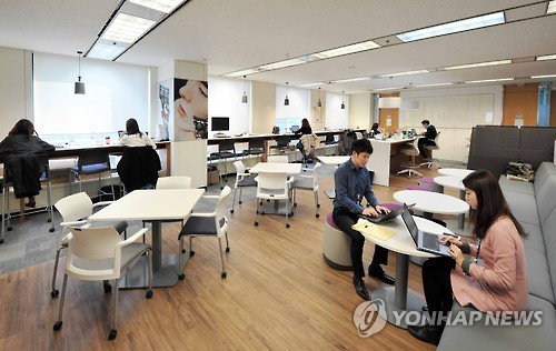 한국 P&G는 업무효율을 위해 사무실을 개방적인 형태로 전면 개편했다고 23일 밝혔다.     사무공간을 자유롭게 협업할 수 있는 개방형 '오픈 콜라보레이션 공간', 개인 공간으로 나뉘어 있지만 협업이 가능한 '부서간 협업 공간', 조용히 방해 받지 않고 일할 수 있는 '개인업무 집중 공간'의 세 종류로 나눴다. 2016.3.23. [한국 P&G 제공]