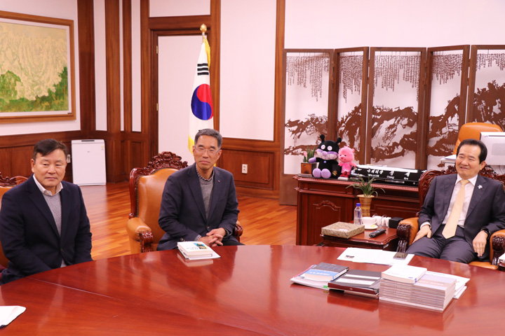 한국노총 김주영 위원장과 이성경 사무총장은 10일(금) 오후 국회 의장실에서 정세균 국회의장과 면담을 갖고 노동관계법과 경제민주화법안 처리를 당부했다. 