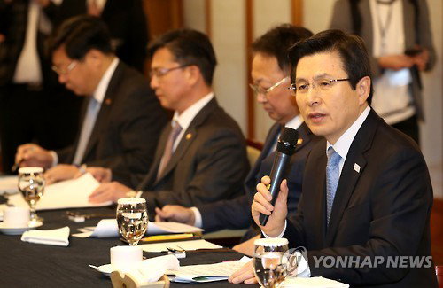 황교안 대통령 권한대행 국무총리가 15일 서울 총리공관에서 열린 고위당정회의에서 발언하고 있다. 2017.2.15 황교안 대통령 권한대행 국무총리가 15일 서울 총리공관에서 열린 고위당정회의에서 발언하고 있다. 2017.2.15