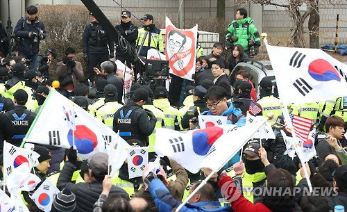 16일 오전 뇌물공여 등 혐의를 받는 이재용 삼성전자 부회장의 두 번째 구속영장 심사가 열린 서울 서초구 중앙지방법원 앞에서 보수단체회원들이 태극기를 들고 이 부회장의 불구속을 촉구하고 있다. 건너편에서 진보단체 회원들이 이 부회장의 얼굴이 그려진 피켓을 들고 구속촉구 집회를 하고 있다. 2017.2.16