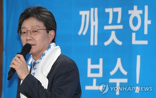 대권 도전을 선언한 바른정당 유승민 의원이 17일 오후 충남 천안시 서북구 천안컨벤션센터에서 열린 바른정당 충남도당 창당대회에서 당원들에게 지지를 호소하고 있다. 같은 당 대선 주자인 남경필 경기지사는 다른 일정 때문에 불참했다. 2017.2.17 대권 도전을 선언한 바른정당 유승민 의원이 17일 오후 충남 천안시 서북구 천안컨벤션센터에서 열린 바른정당 충남도당 창당대회에서 당원들에게 지지를 호소하고 있다. 같은 당 대선 주자인 남경필 경기지사는 다른 일정 때문에 불참했다. 2017.2.17