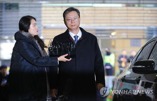 우병우 전 청와대 민정수석비서관이 18일 오전 서울 강남구 대치동 특검 조사실로 향하던 중 취재진의 질문을 받고 있다. 우 전 수석은 '최순실씨를 모르느냐'는 질문에 