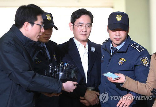 뇌물공여 등 혐의로 구속된 이재용 삼성전자 부회장이 18일 오후 호송차를 타고 서울 강남구 대치동 박영수 특검에 도착해 조사실로 향하고 있다.     이 부회장은 최순실 씨에게 제공한 자금의 대가성과 부정 청탁 여부를 집중적으로 조사받는다. 2017.2.18