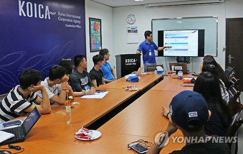 한국국제협력단(코이카)이 12~13일 인천 다문화 청소년 7명과 교사 등 10여 명으로 구성된 봉사단과 함께 캄보디아에서 '2016 다문화 청소년 개발협력 현장 단기 봉사'를 펼친다. 사진은 봉사단이 11일 코이카 캄보디아사무소에서 사전 교육을 받는 모습. 2016.9.12 [코이카 제공=연합뉴스]