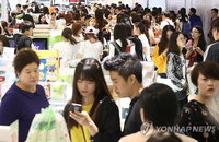 "매장 직원이 팔 잡아끌어"…외국인관광객에 호객행위 여전