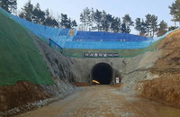 동해선 포항∼삼척 철도 '3.17㎞ 사동 터널'번째 관통…사업 본격화