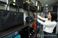 코트·가방·스마트폰도 빌려쓴다… 지갑 얇아져도 삶의 질 포기 못해