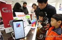 LG G6 출시, 순조로운 개통…탄핵 심판 생중계에 매장 방문객은 뜸해
