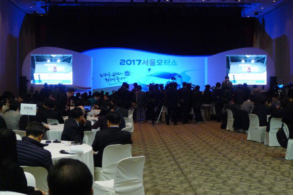 


▲31일 일산 킨텍스 제2전시장에서 '2017 서울모터쇼' 개막식이 진행되고 있다.<사진=박성민 기자>

