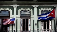 (아바나 AP=연합뉴스) 미국과 쿠바의 외교관계 복원에 따른 대사관 재개설 협상 타결을 오는 1일(현지시간) 버락 오바마 미국 대통령이 공식 발표할 예정이라고 미 정부의 고위 관계자가 밝혔다. 사진은 지난 1월 19일 쿠바 아바나의 한 호텔에 미국과 쿠바 국기가 나란히 게양된 모습.