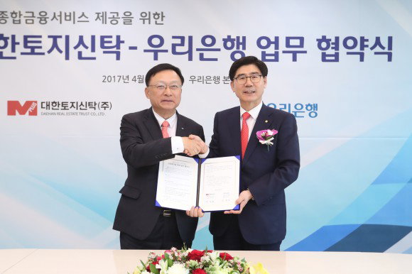 

▲지난 13일 서울시 중구 소공로 소재 우리은행 본점에서 열린 '뉴스테이 종합금융서비스 제공을 위한, 우리은행-대한토지신탁 업무협약식'에서 이광구 우리은행장(사진 오른쪽)이 박성표 대한토지신탁 대표이사와 함께 업무협약을 체결한 뒤 기념촬영을 하고 있다.
 

