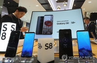 갤럭시S8, 재고 부족에 개통 이틀만에 '주춤'… 50만대 개통 달성은 어려울 듯