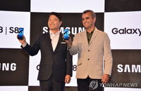 인도 시장서 맞붙는 삼성 갤S8과 샤오미 미6