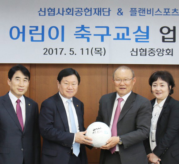 



▲이환영 신협사회공헌재단 상임이사(맨 왼쪽), 문철상 신협사회공헌재단 이사장(가운데), 박항서 플랜비스포츠 이사장(좌측에서 세번째)


