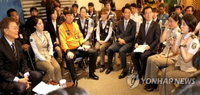 문 대통령 공공 비정규직 개혁한다...일자리 위해 노사정 '대타협'도 필요