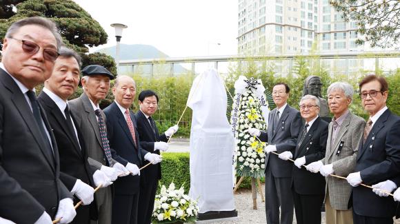 이 장대익 신부 흉상 제막식에서 사진을 찍고 있다.
