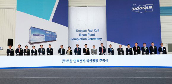 

▲왼쪽부터 이윤석 ㈜두산 전자BG장, 동현수 ㈜두산 사장, 류두형 한화에너지 대표이사, 고명석 한국남부발전 전무, 김동섭 한국서부발전 기술본부장, 고재영 한국에너지공단 센터장, 정헌율 익산시장, 조배숙 국회의원, 송하진 전라북도 도지사, 우태희 산업통상자원부 2차관, 박정원 두산그룹회장, 조환익 한국전력공사 사장, 박지원 두산그룹부회장, 정창길 한국중부발전 사장, 오순록 한국수력원자력 전무, 전하진 전 국회의원, 정지택 두산중공업 부회장, 이현순 ㈜두산 부회장, 정형락 ㈜두산 퓨얼셀BG장

