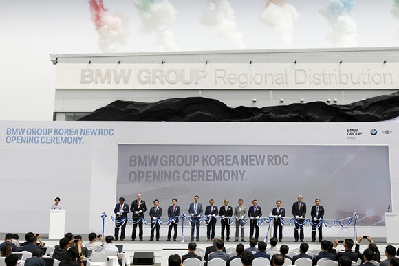 

▲(왼쪽부터) ㈜H&V 박원준 사장, 대림엔지니어링 정화영 상무, 신한은행 이내훈 본부장, BMW 그룹 코리아 토벤 카라섹 부사장,  BMW그룹 부품 물류 부문 볼프강 바우만 부사장, BMW 그룹 코리아 김효준 사장, 국회의원 김학용 의원, 한독대사관 베어트 뵈르너 공관차석, 안성시의회 권혁진 의장, 동성모터스 석상우 사장, BMW 그룹 파이낸셜서비스코리아 스테판 슐리프 사장, 흥아해운 이윤재 회장<사진제공=BMW그룹 코리아>

