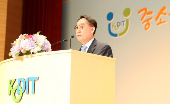 
▲황록 신용보증기금 이사장이 1일 대구 본사에서 창립 제41주년 기념식에서 기념사를 하고 있다.