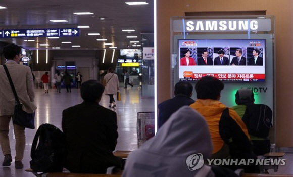 TV 시청하고 있는 시민들 (자료사진)