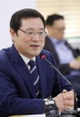 일자리위원회 이용섭 "근로자 대우개선에 소상공인 고통늘어선 안된다"