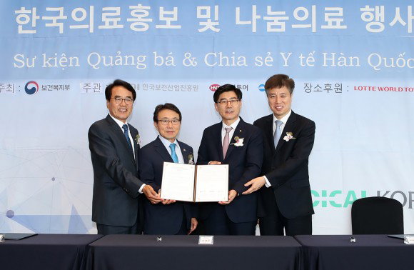 




▲이광구 우리은행장(왼쪽 세번째), 권덕철 보건복지부 차관(왼쪽 두번째), 박상환 하나투어 회장(왼쪽 첫번째), 이영찬 한국보건산업진흥원 원장(맨 오른쪽)

