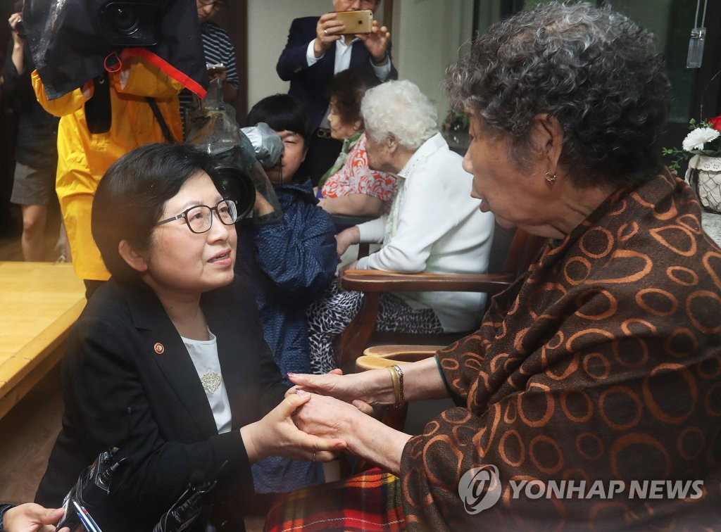 나눔의집 방문한 정현백 장관