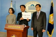김진태 의원 "박근혜 주4회 재판 과하다" 인권 침해다 '지적'