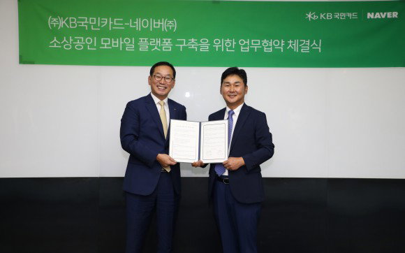 

▲신성훈 KB국민카드 마케팅본부 상무(왼쪽)와 공기중 네이버 부사장


