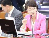 이언주 '공동체 의식' 발언 논란...월급 떼여도 참아라?
