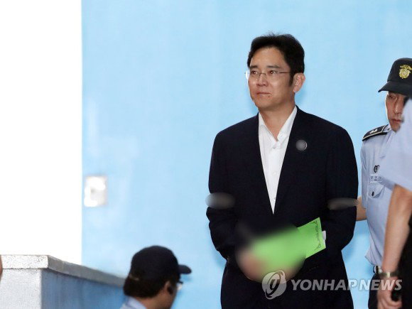 



▲이재용 삼성전자 부회장이 7일 오후 서울 서초구 서울중앙지법에서 결심 공판을 마친 뒤 호송차량으로 이동하고 있다.<사진=연합뉴스>

