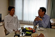 이용마 2012 MBC 170일 파업으로 해고 후 투병 중...윤영찬  청와대 국민소통수석 방문