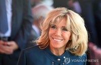 佛 영부인 역할 둘러싼 정치논란 종식…"아무것도 안바뀌어"
