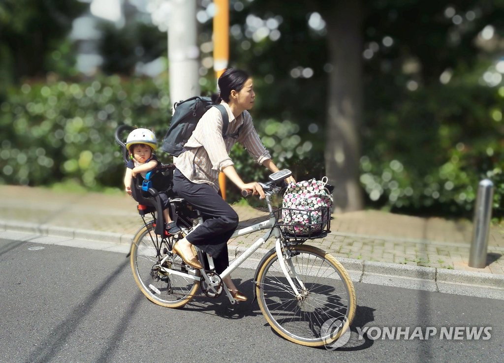 자녀를 보육소에 데려가는 여성(일본)