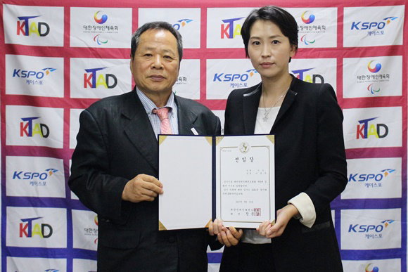 
▲좌측부터 대한장애인태권도협회 장용갑 회장, ADT캡스 이용주 경호팀장
