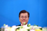 文대통령 국정지지율 69.5%…1.8%p 상승[리얼미터]
