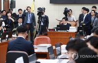 복지위 "보건·의료 적폐청산" vs "文정부 퍼주기 복지" 공방