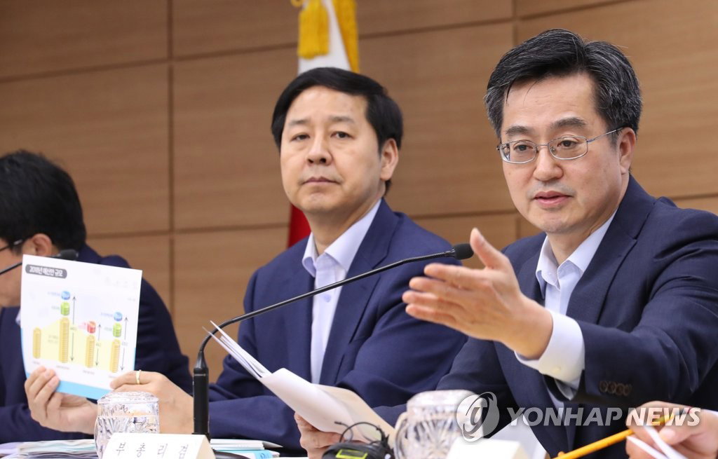 김동연 경제부총리(오른쪽)와 구윤철 예산실장