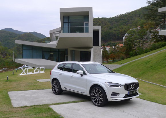 

▲'더 뉴 XC60' 미디어 시승행사가 18일 진행됐다. 코스 장소 중 한 곳이었던 홍천 유리트리트에 전시된 차량<사진=박성민 기자>