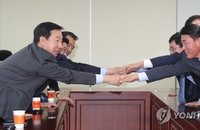 "국민 10명중 4명, 모든 정당 통합에 반대"[리얼미터]