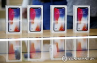 아이폰X 예판 ‘없어서 못 팔아’…SK텔레콤 3분 만에 ‘완판’