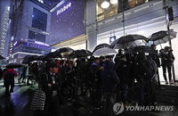 아이폰X 출시 첫날 대기행렬 '열기'… 수능 끝난 수험생 몰려